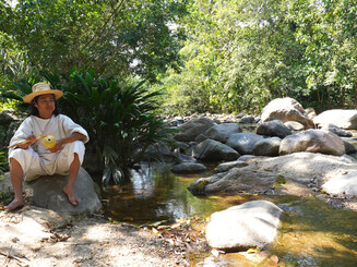 Junger_Kogi_sitzt_an_Fluss_in_der_Sierra_Nevada_de_Santa_Marta