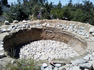Steine liegen in einem noch leeren Wasserbecken