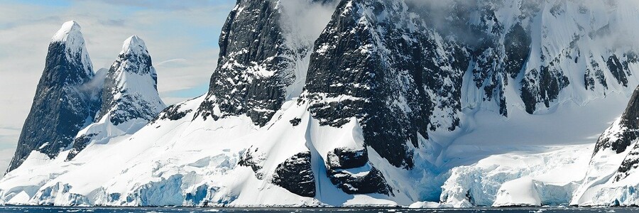 Berge mit Schnee an gefrorenem See
