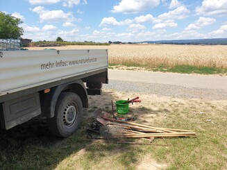 Transporter der Naturschutzorganisation Naturefund steht neben Ackerfläche