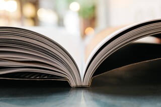 ein offenes Buch liegt auf einem Tisch