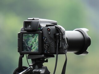 Kamera auf Stativ während Naturaufnahme
