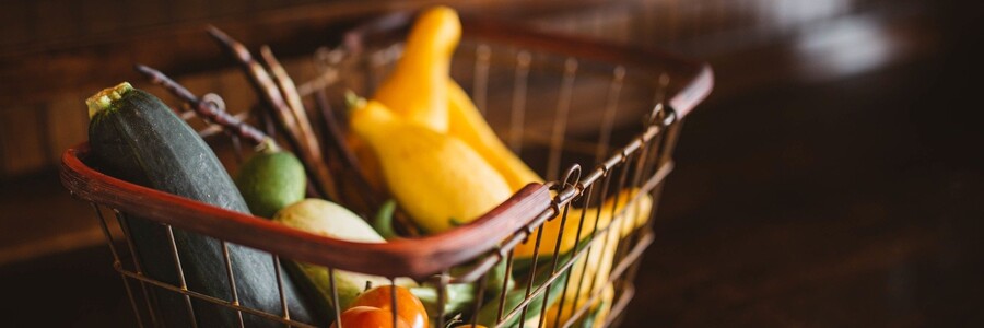 Schale mit Obst und Gemüse steht auf Tisch