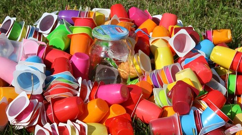 Leere Joghurtbecher aus Plastik