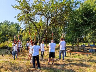 Mehrere Personen pflegen bei einer Streuobstaktion der Naturschutzorganisation Naturefund eine Streuobstwiese