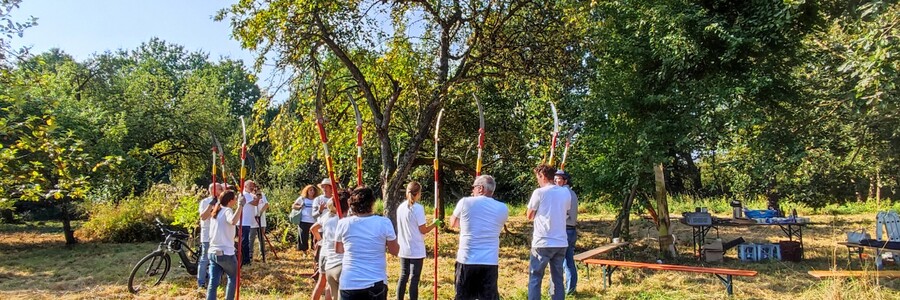 Mehrere Personen stehen mit Schnittwerkzeug auf einer Streuobstwiese in Wiesbaden
