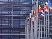 Flaggen der europäischen Ländern sind vor dem europäischen Parlament gehießt