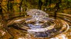 Wassertropfen fällt auf Wasseroberfläche