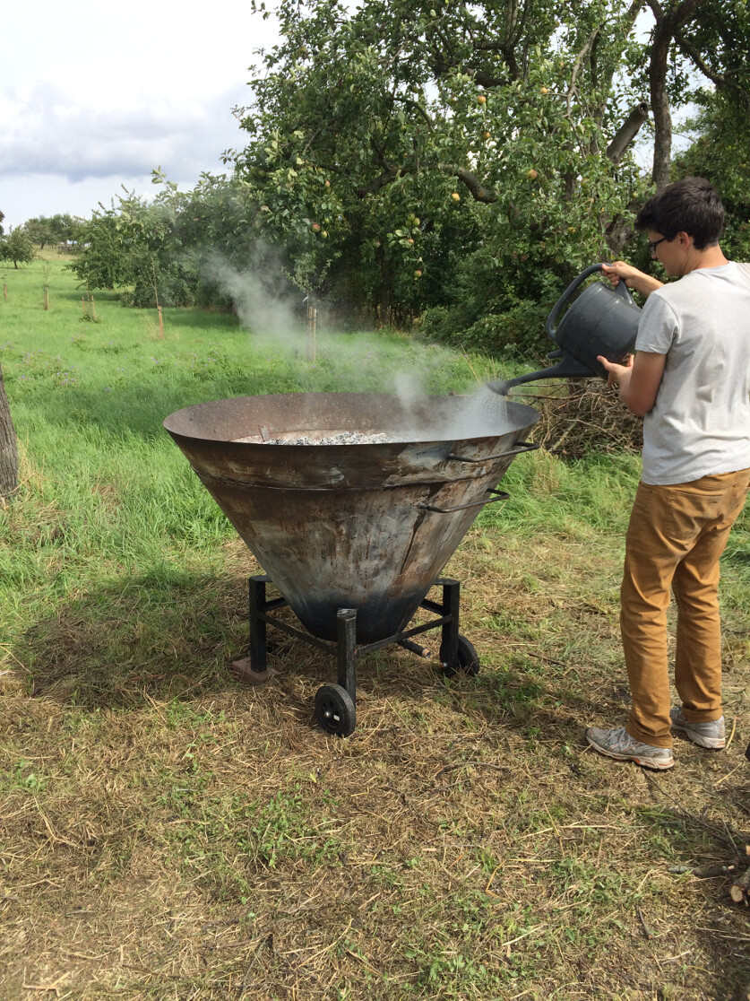 Pflanzenkohle wird im Kiln mit Wasser zur weiteren Verwendung abgekühlt