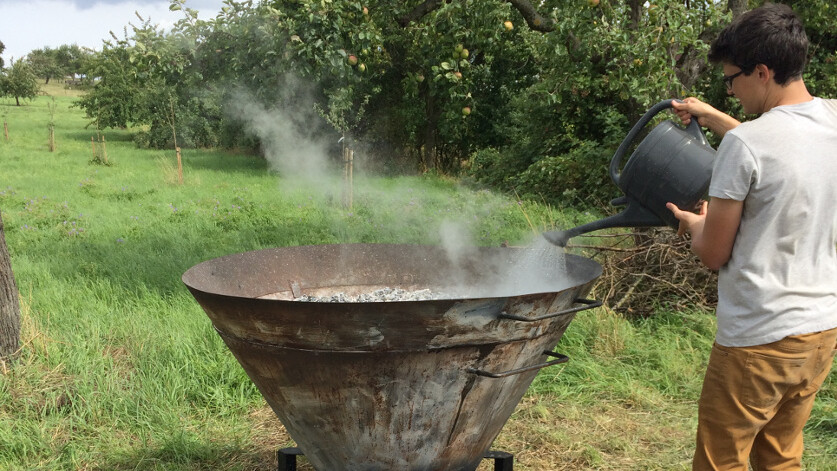 Pflanzenkohle wird im Kiln mit Wasser zur weiteren Verwendung abgekühlt