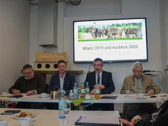 Menschen sitzen um einen Tisch auf der Jahrespressekonferenz der Wisent-Welt-Wittgenstein