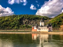 Blick über den Rhein auf die Burg Kaub