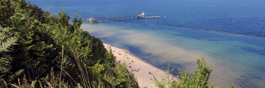 Weiter Blick über das Ostseebad Sellin auf Rügen mit Seebrücke