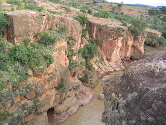 Schlucht in der Fluss fließt