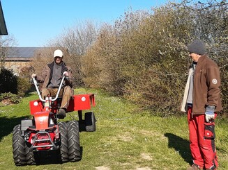 Einachser auf Feld