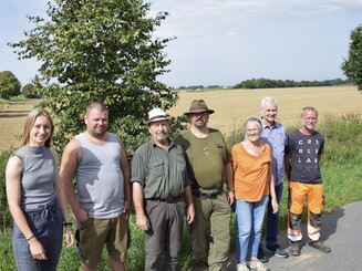 Mehrere Personen bei Ortstermin zur Besprechung der Pflanzung einer Dynamischen Agroforst-Reihe in Pfungstadt