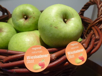 Grüne Äpfel liegen in einem Korb