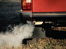 Der Auspuff eines Autos stößt Abgase aus