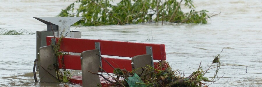 Fluss tritt über die Ufer
