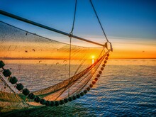 Fischernetzt schwebt über Wasser in der Nordsee