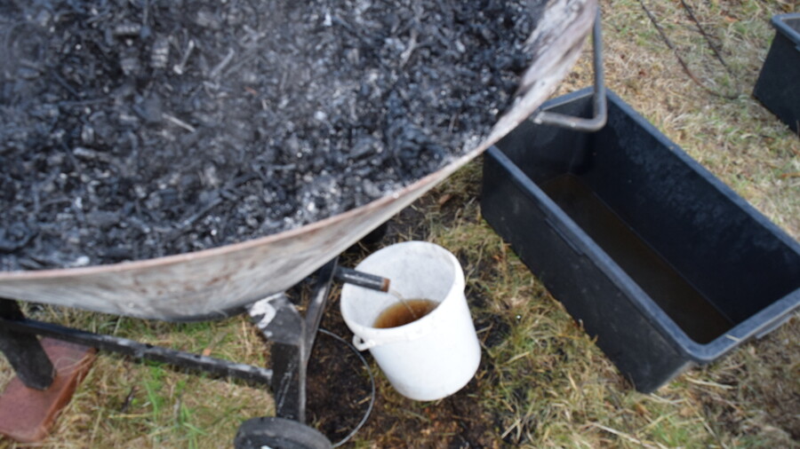 Sickerwasser wird aus einem Kiln zur Herstellung von Pflanzenkohle aufgefangen
