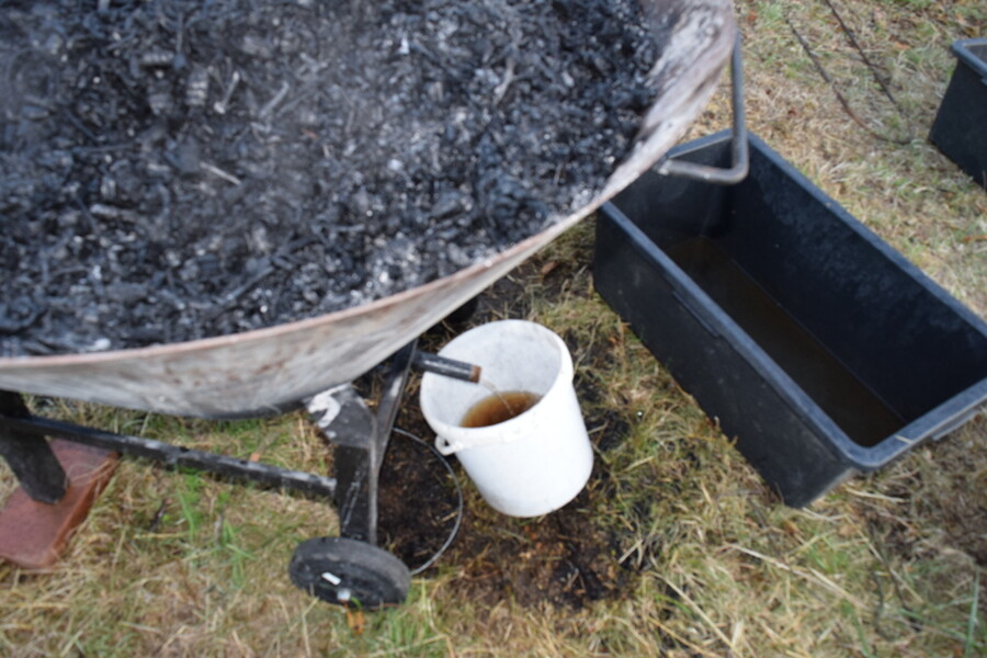 Sickerwasser wird aus einem Kiln zur Herstellung von Pflanzenkohle aufgefangen