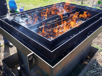 Biomasse brennt in Pyrolyseanlage