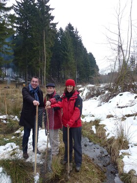 De la izquierda a derecha: Giovanni Sepia (EURid), Winfried Sander (BUND Ahrweiler) y Katja Wiese (Naturefund) - y un joven árbol de fresno.