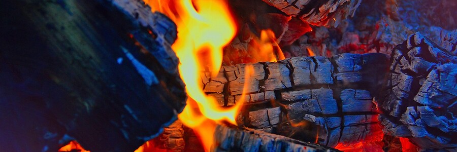 Holzscheite brennen in Nahaufnahme