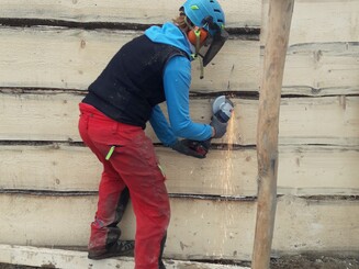 Holzlatten werden geflext